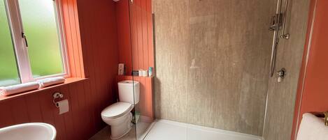 Dobbeltværelse (Room 3) | Badeværelse | Gratis toiletartikler, hårtørrer, håndklæder, Toiletpapir
