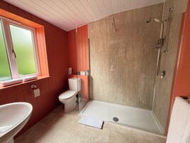 Quarto casal (Room 3) | Banheiro | Produtos de toalete grátis, secador de cabelo, toalhas de banho
