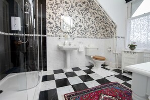 Separate bathtub and shower, jetted bath, free toiletries, hair dryer