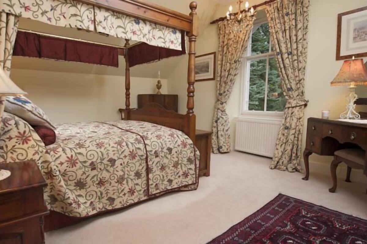 1 bedroom, premium bedding, in-room safe, desk