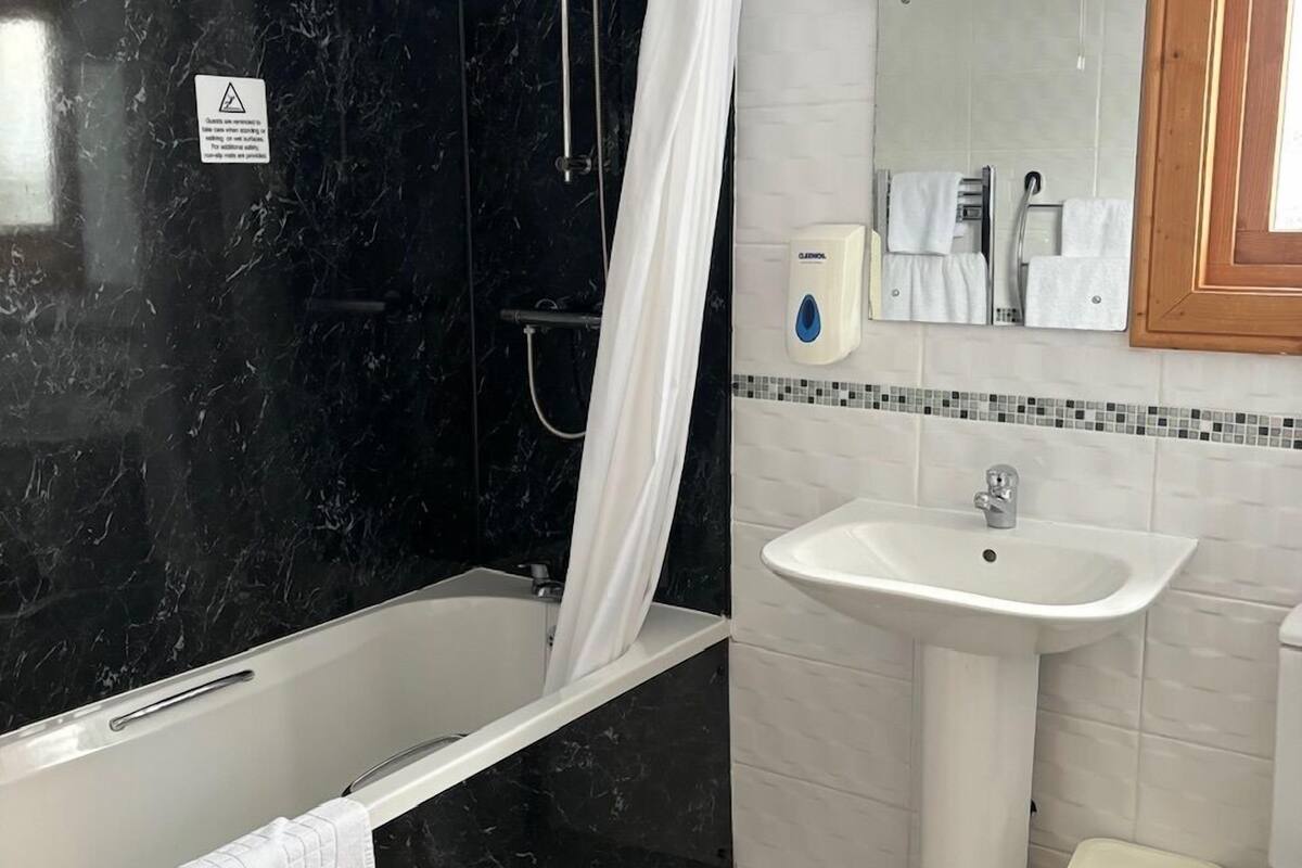 classic chalet | bathroom | combined shower/bathtub, free toiletries, hair dryer, towels