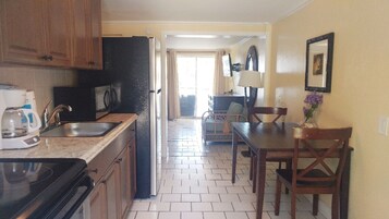 Private kitchen | Fridge, microwave, oven, stovetop