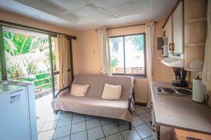 Departamento panorámico, 1 habitación, vista al océano | Cocina privada | Refrigerador, parrilla de estufa y cafetera y tetera