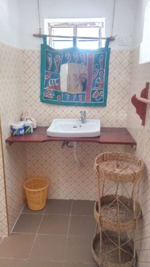 Bathroom - Twisted Palms Lodge & Restaurant (Bwejuu)