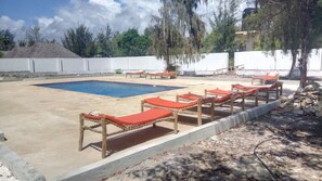 Piscine extérieure, chaises longues