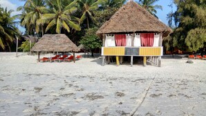 Front of property - Twisted Palms Lodge & Restaurant (Bwejuu)