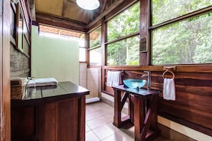 Shower, free toiletries, towels