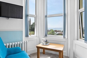 スーペリア ダブルルーム シービュー | 低刺激性寝具、客室ごとに異なるインテリア、デスク、ノートパソコン用作業スペース