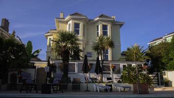 Außenpool, geöffnet von 10:30 Uhr bis 19:30 Uhr, Sonnenschirme