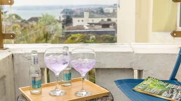 Room, Balcony | Hypo-allergenic bedding, individually furnished, desk, laptop workspace