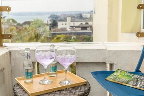 Room, Balcony | Hypo-allergenic bedding, individually furnished, desk, laptop workspace - The Cimon (Torquay)