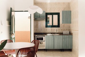 Estudio estándar | Cocina privada | Refrigerador con congelador, microondas y parrilla de estufa