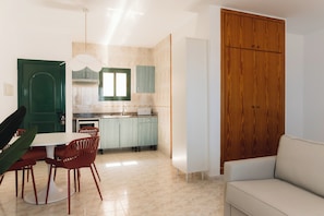 Studio Standard | Cuisine privée | Grand réfrigérateur, micro-ondes, plaque de cuisson