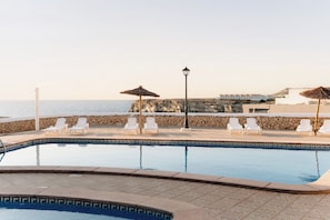 Una piscina al aire libre (de 09:00 a 19:00), tumbonas