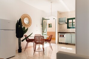 A modern kitchen with a microwave, cabinets, and a window. - Bluesea Cabo de Baños (Ciutadella de Menorca)