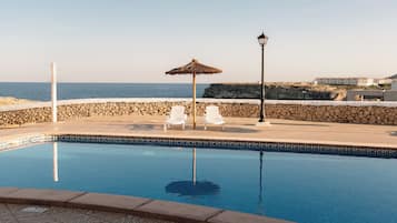 Una piscina al aire libre (de 09:00 a 19:00), tumbonas