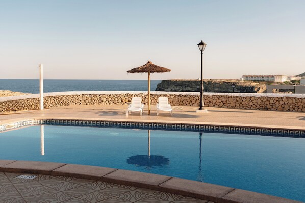 Una piscina al aire libre (de 09:00 a 19:00), tumbonas