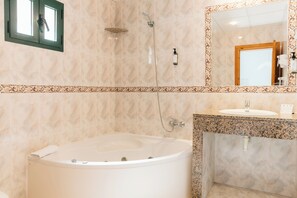 Estudio estándar | Baño | Ducha y bañera combinadas, bañera de hidromasaje y toallas