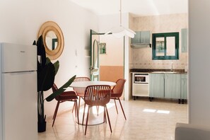 スタンダード スタジオ | 専用キッチン | 大型冷蔵庫、電子レンジ、コンロ、調理器具と食器