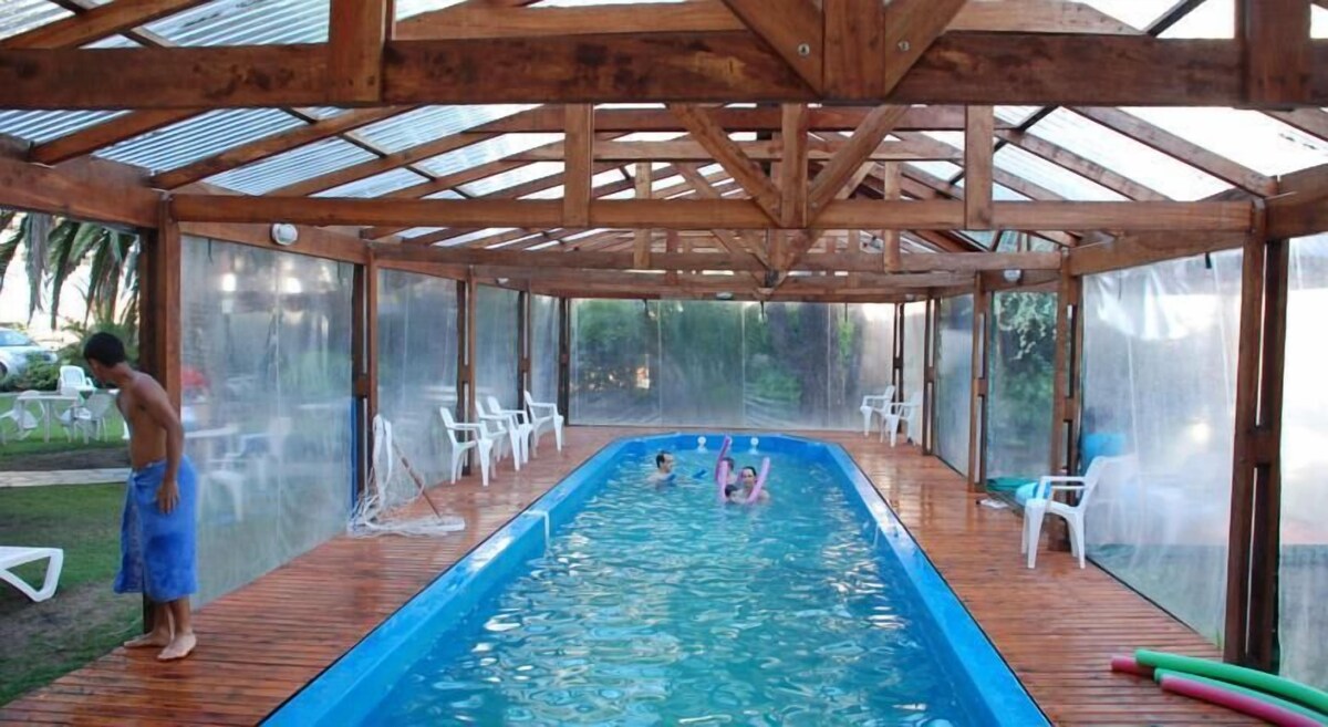 Una piscina cubierta