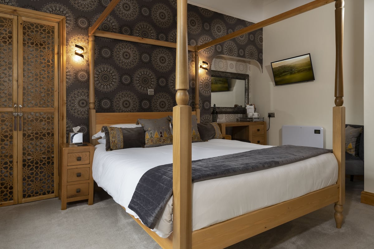 Tabla de planchar con plancha, wifi gratis y ropa de cama
