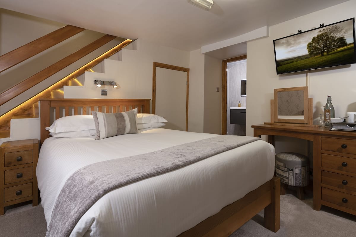 Tabla de planchar con plancha, wifi gratis y ropa de cama