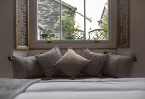 Kahden hengen huone, 1 suuri parisänky | Silitysrauta/-lauta, ilmainen Wi-Fi, vuodevaatteet