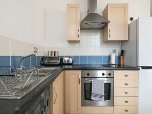 Full-size fridge, microwave, oven, stovetop - My-Places Serviced Apartments (Manchester)
