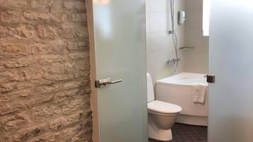 Ducha, secador de pelo y toallas