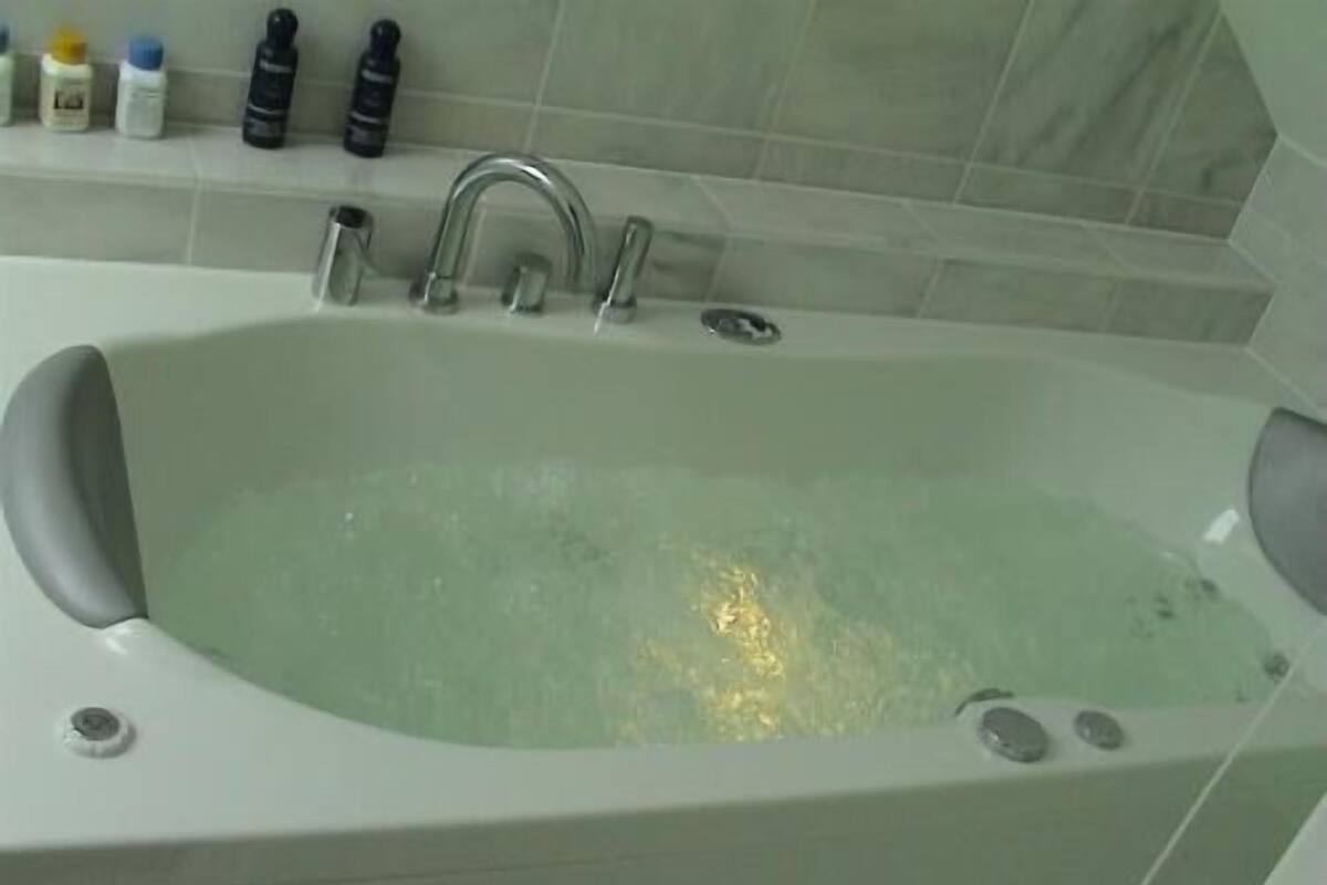 Deep soaking bathtub