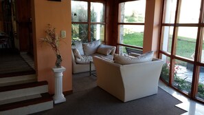 Lobby sitting area - San Remo Viking Hotel (Pinamar)