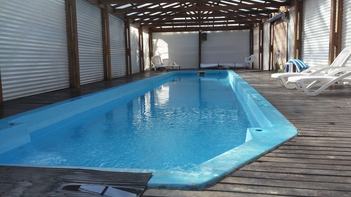 Una piscina cubierta