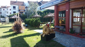 A hotel with a sign reading "San Remo Viking Hotel" and a pool named "Piscina Climatizada - Hidromasaje". - San Remo Viking Hotel (Pinamar)