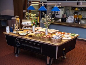 Desayuno buffet (EUR 8.5 por persona)
