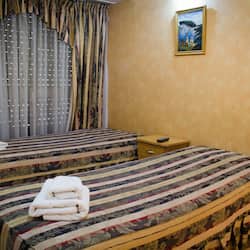 Quarto quádruplo | 1 quarto, cofres nos quartos, Wi-Fi de cortesia, roupa de cama