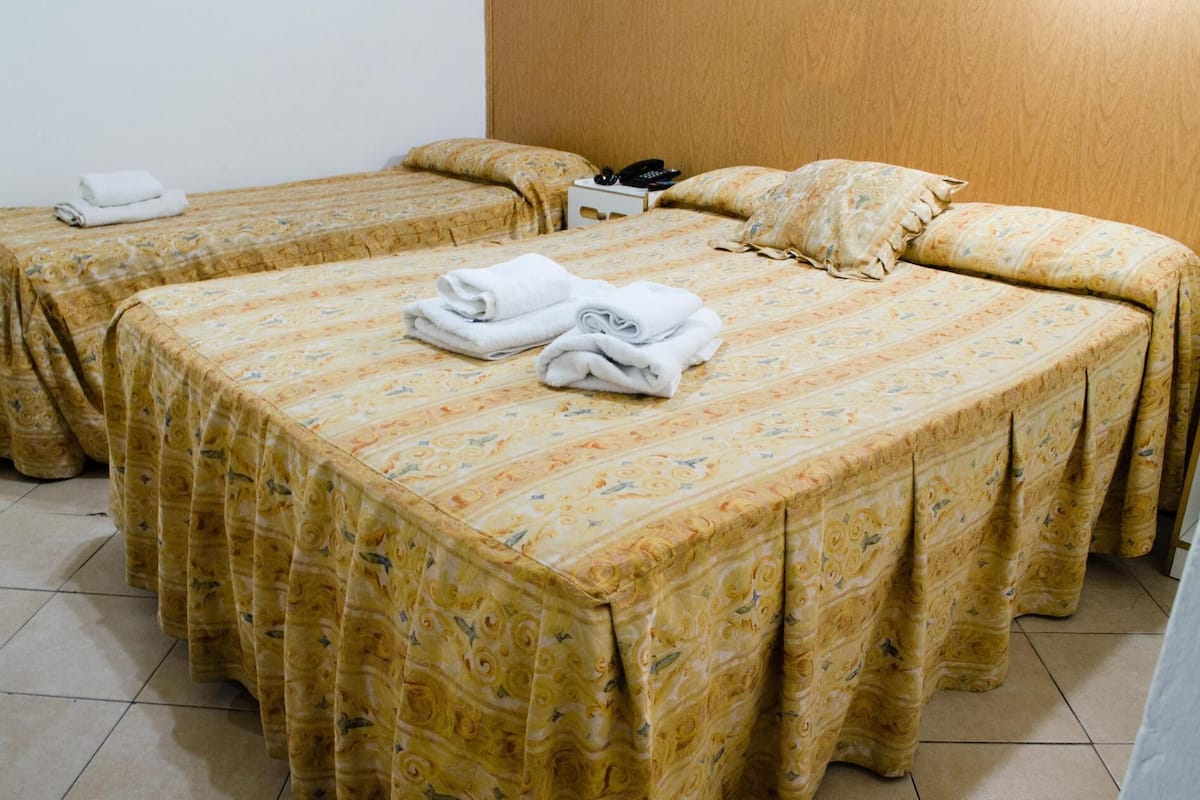 Cofres nos quartos, Wi-Fi de cortesia, roupa de cama