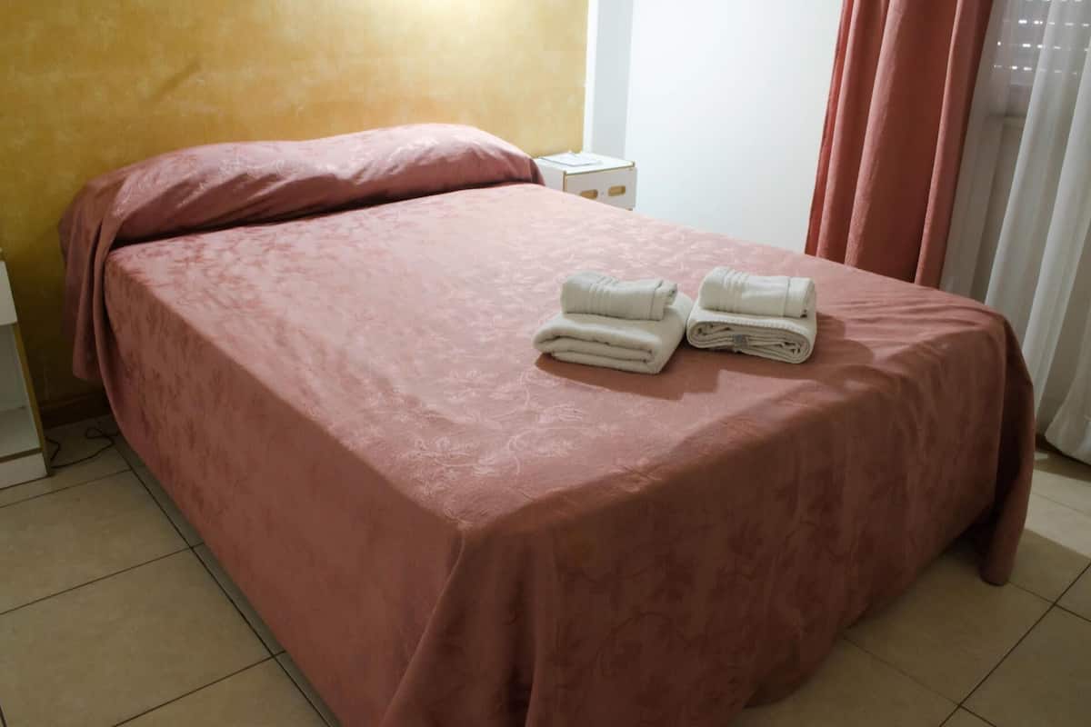 Cofres nos quartos, Wi-Fi de cortesia, roupa de cama