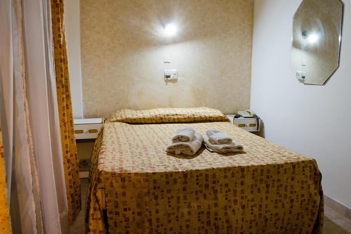 Cofres nos quartos, Wi-Fi de cortesia, roupa de cama