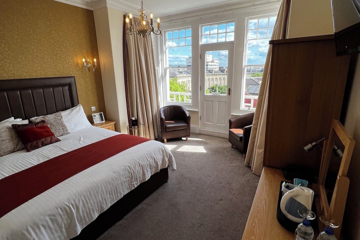 deluxe double room, balcony | desk, iron/ironing board, free wifi, bed sheets