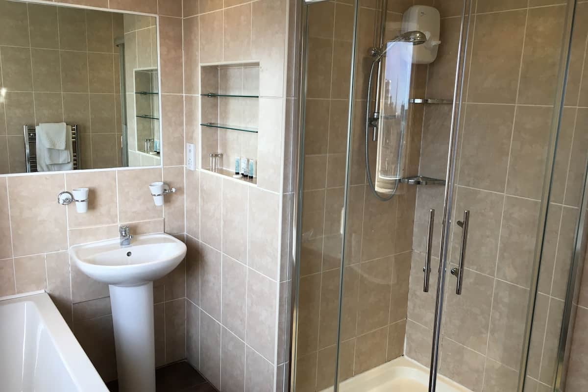 double room, sea view | bathroom | shower, free toiletries, hair dryer, towels