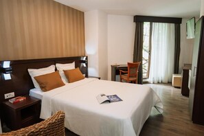 Superior Double Room, Balcony | Minibar, in-room safe, desk, blackout drapes - Hotel Duke Armeneasca (Bucharest)
