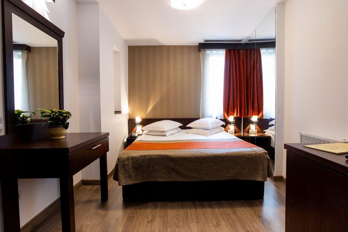 Classic Double Room | Minibar, in-room safe, desk, blackout drapes
