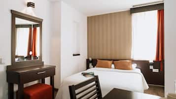 Dobbeltrom – classic | Minibar, safe på rommet, skrivebord og blendingsgardiner