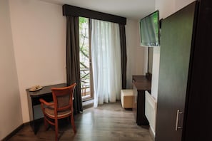 خزنة داخل الغرفة ومكتب وأسرّة أطفال/رضّع (مجانًا) وواي فاي مجانًا