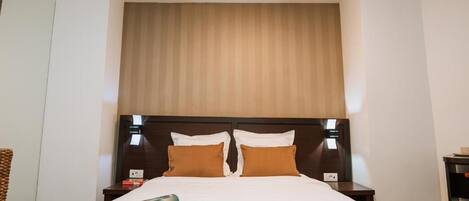 Chambre Double Supérieure, balcon | Minibar, coffres-forts dans les chambres, bureau, rideaux occultants