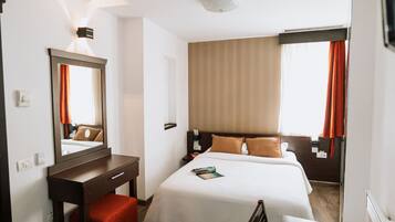 Classic Double Room | Peti besi dalam bilik, meja, katil bayi/kot (percuma), Wi-fi percuma