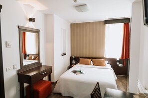 Habitación clásica doble | Caja fuerte, escritorio, cunas gratuitas y wifi gratis