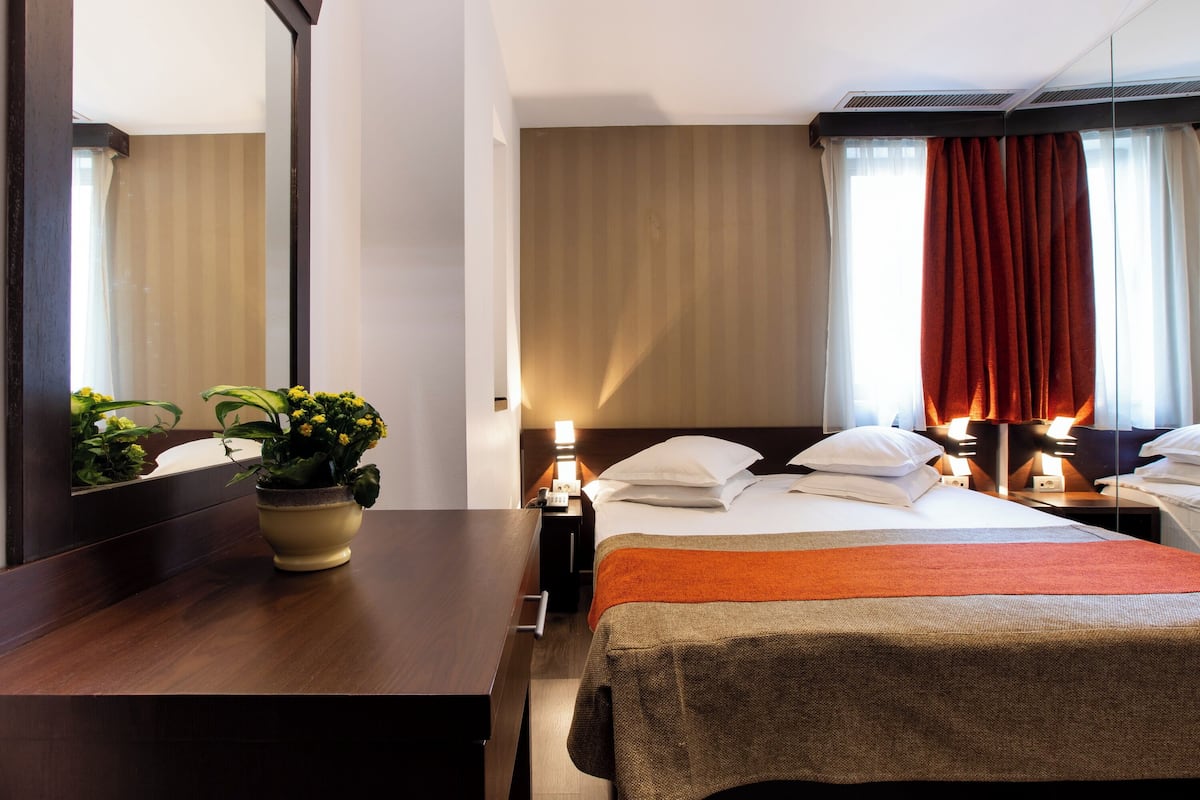 Cofres nos quartos, escrivaninha, Wi-Fi de cortesia, roupa de cama