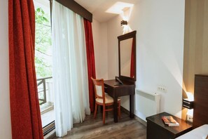 Classic Twin Room | Living area | TV