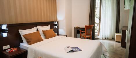 Caja de seguridad en la habitación, escritorio y cunas gratuitas